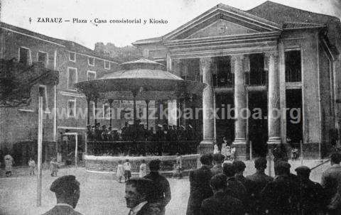 Zarauz. Plaza - Casa consistorial y Kiosko