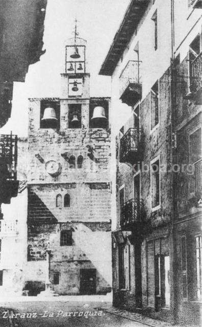 Zarauz. La calle Mayor y el campanario de la Parroquia