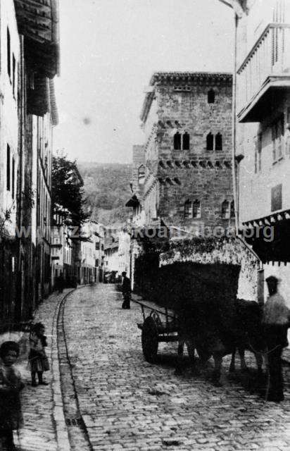 Zarauz. Calle Mayor y Torre Luzea