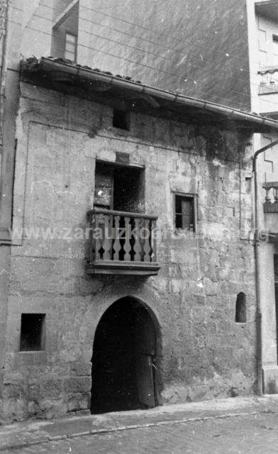 Fachada de edificio del siglo XV de la calle Zigordia