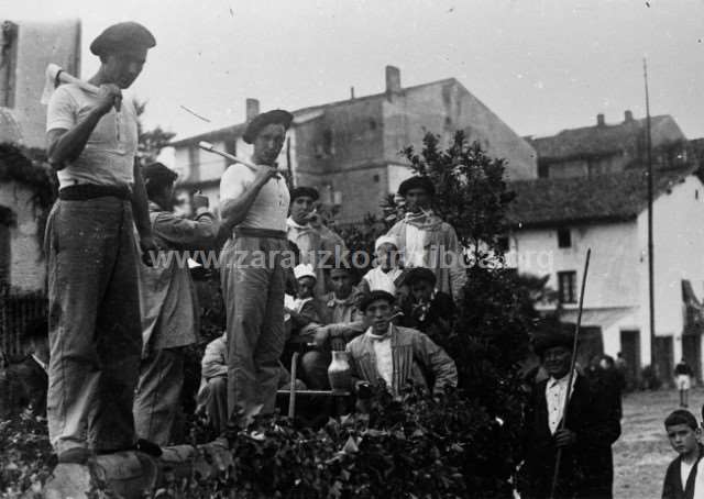 Romería de San Pelayo. Carroza de Aizkolaris.