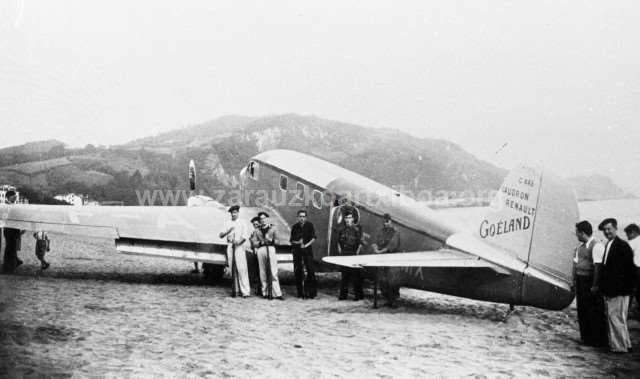 Un Caudron Goeland F-AOMX, aterriza en la playa de Zarautz