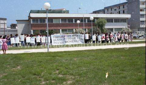Protestas. Inauguración del Instituto Lizardi de Zarautz