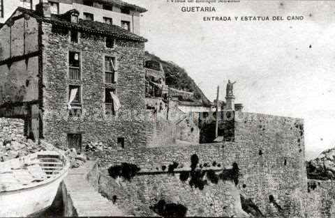Guetaria. Entrada y Monumento a Elcano