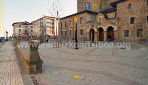 Fachada y plaza de la iglesia de los Franciscanos