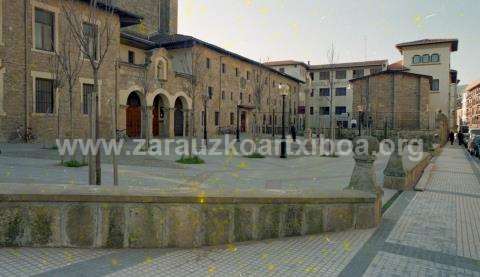 Fachada y plaza de la iglesia de los Franciscanos