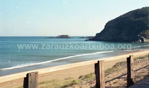 Pasarela de madera sobre las dunas