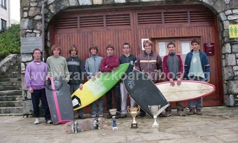 Grupo de surfistas