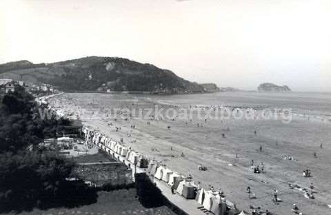 Zarautz: hondartza eta, atzean, Santa Barbara