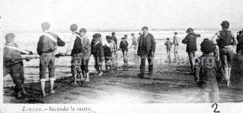 Zarautz. Sacando la rastra