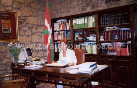 La alcaldesa en su despacho