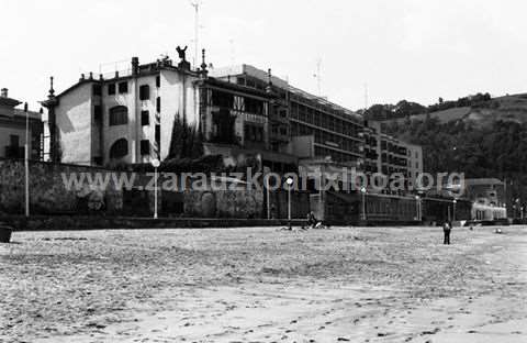 Playa y malecón de Zarautz a la altura del hotel y café "La Perla"