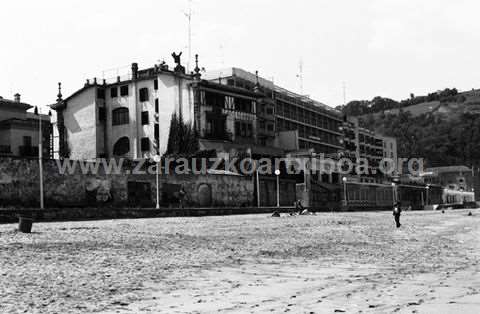 Playa y malecón de Zarautz a la altura del hotel y café "La Perla"