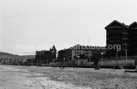 Playa de Zarautz con el malecón al fondo