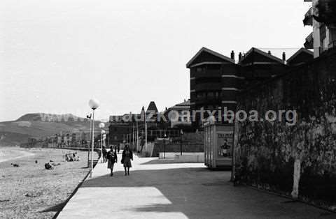 Mujeres paseando en el malecón de Zarautz