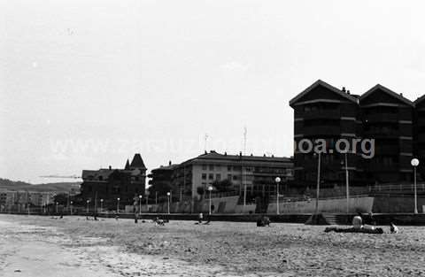 Playa de Zarautz con el malecón al fondo