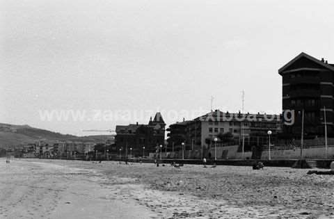 Zarauzko hondartza jenderik gabe, eta, atzean, malekoia.