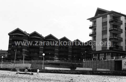 Casas de pisos en el malecón de Zarautz