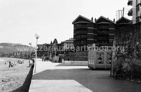 Casas de pisos en el malecón de Zarautz