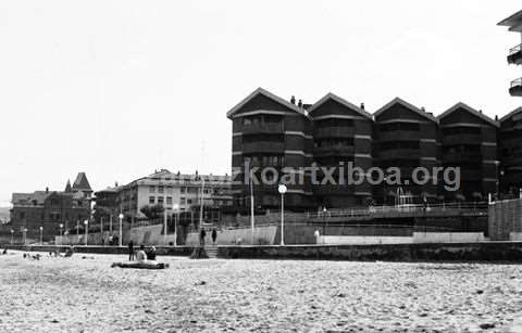 Casas de pisos en el malecón de Zarautz