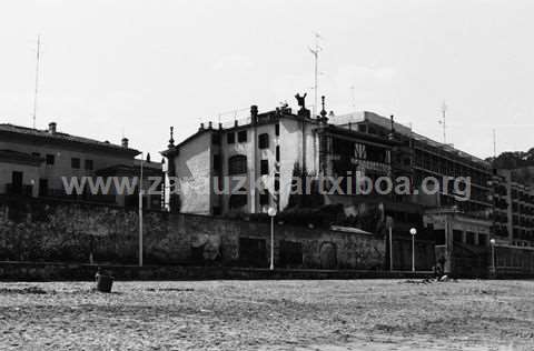 Villas y casas en el malecón de Zarautz a la altura del hotel y café "La Perla"