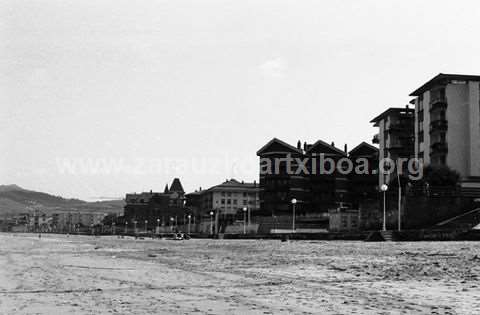 Casas de pisos en el malecón de Zarautz a la altura de Muskaria