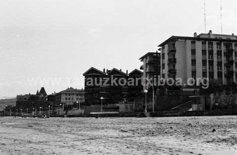 Zarauzko malekoian (Muskaria urbanizazioaren parean) dauden txaletak eta etxeak.