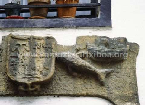 Escudo de la pesca de la ballena en una fachada de un edificio de Zarautz