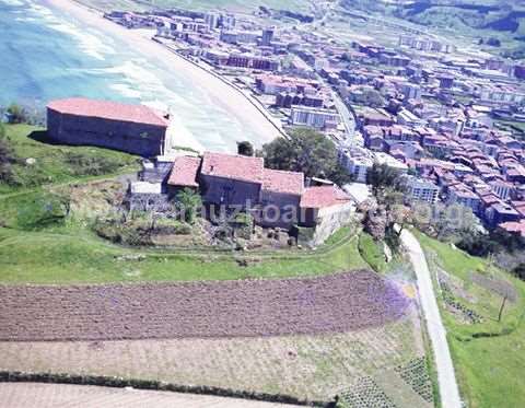 Santa Barbara ermitaren eta Zarauzko hondartzaren eta herriaren aireko bista