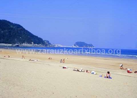 Playa de Zarautz con el ratón de Getaria al fondo.