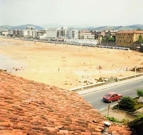 Playa de Zarautz y edificios junto al malecón vistos desde la entrada por Getaria