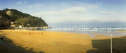 Playa de Zarautz con el monte Santa Bárbara al fondo.