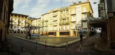 Kiosko y edificios de Musika Plaza de Zarautz.