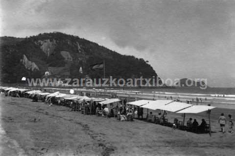 Toldos y bañistas en la playa de Zarautz.