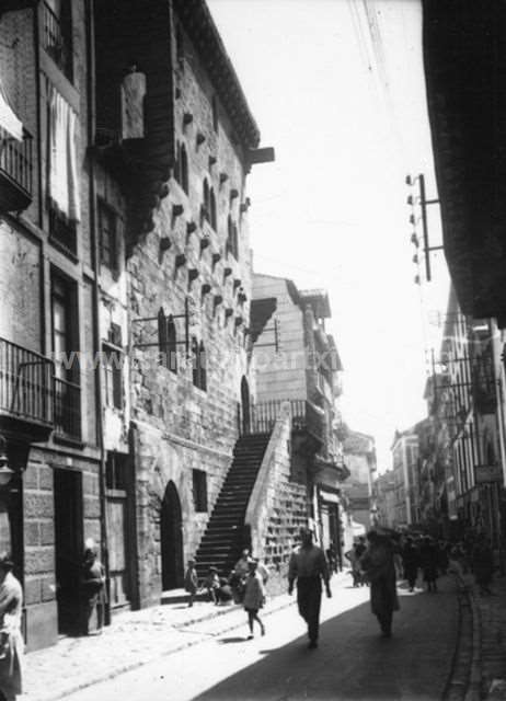 Fachada de la Torre Luzea de Zarautz.