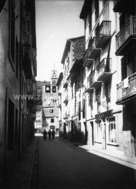 Calle de Zarautz con iglesia al fondo.