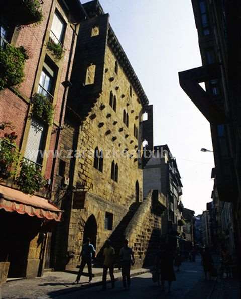 Zarauzko Dorre Luzearen fatxada