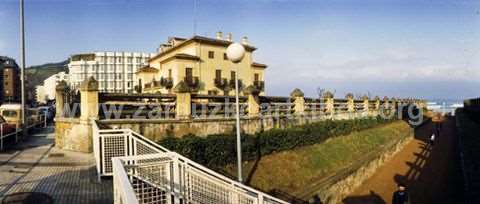 Villa de Zarautz en las inmediaciones de la playa