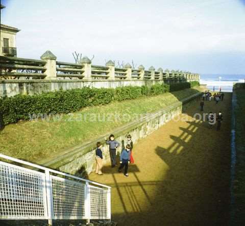 Calle que accede a la playa de Zarautz