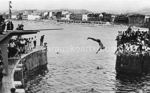 Zarauzko portuan uretara salto egiten