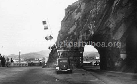 Coche junto a un tunel a la entrada de Zarautz desde Getaria