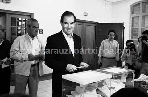 Elecciones autonómicas 1990. Jornada electoral. Carlos Garaikoetxea, lehendakari, votando