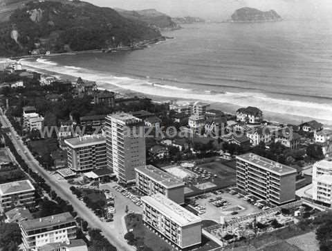 Vista aérea de Zarautz con la playa al fondo