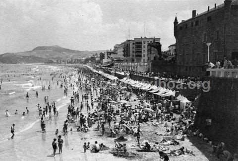 Bañistas en la playa de Zarautz