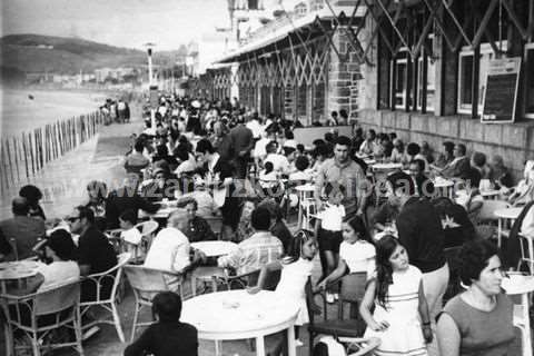 Gente en terrazas en el malecón de Zarautz