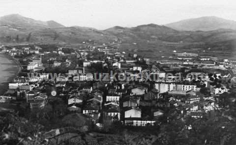 Panorámica del pueblo de Zarautz visto desde el monte Santa Bárbara