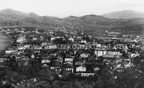 Zarauzko hondartzaren panoramika, Santa Barbara menditik begiratuta.