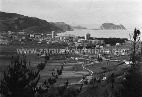 Zarauzko baserri baten panoramika; atzean, hondartza ikusten da