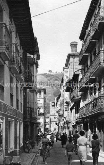 Gente andando en la calle Mayor de Zarautz