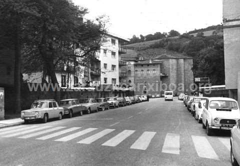 Zarauzko kale bat, eta, atzean, parrokia